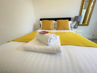 Robinhuts - 3 Bed Accommodation -Perfect for Contractors, Families & Students - 8