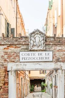 Dream's door with canal view in Venice - 2