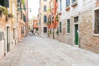 Dream's door with canal view in Venice - 5