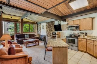 Laurelwood Condominiums 413 - 8