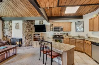 Laurelwood Condominiums 413 - 6