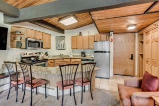 Laurelwood Condominiums 413 - 5
