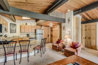 Laurelwood Condominiums 413 - 2