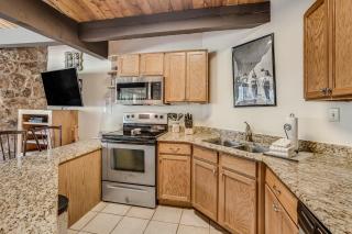 Laurelwood Condominiums 413 - 4
