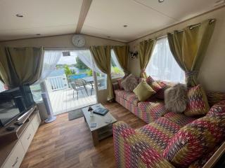 Lakeside Retreat 1 with hot tub, private fishing peg situated at Tattershall Lakes Country Park - 8