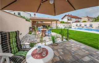 2 Bedroom Lovely Apartment In Medulin - 9