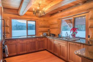 Revelstoke House Luxury Log House at Base of Resort - 2