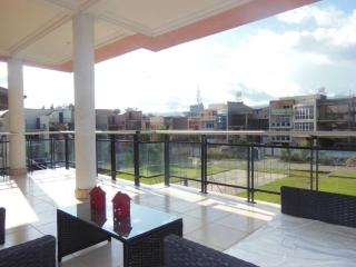 Spacious 5-Bedroom Family Villa with En-Suites - 0