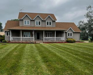House On Grass Runway with Fly-In/Fly-Out Access - Tecumseh - 0