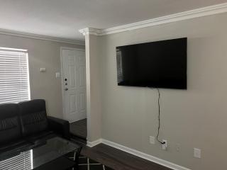 Beautiful 1-bedroom Townhome with nice amenities - Houston - 6