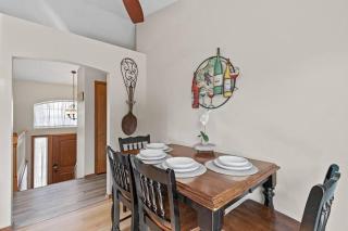 Hot tub! Sleeps 8-11Upscale Area - Spokane - 7