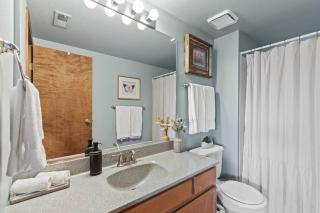 Hot tub! Sleeps 8-11Upscale Area - Spokane - 2