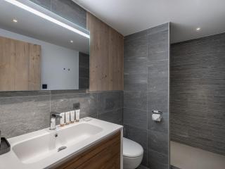 Spacieux appartement familial à Courchevel, proche pistes, avec balcon et services inclus - FR-1-562-76 - 2