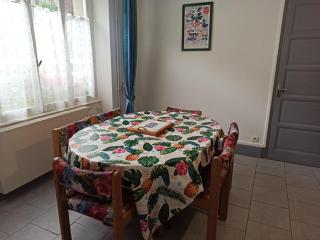 Gîte convivial avec 3 chambres, proche du patrimoine historique, cour et équipements inclus - FR-1-589-38 - 3