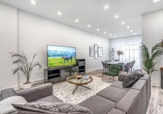 Spacious 5-Bed Oasis in the Heart of Downtown-5 Min to Bell Center, Free Parking - Montreal - 0