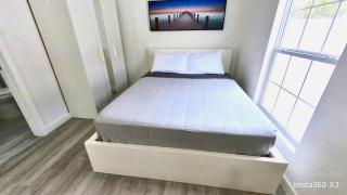 All modern Studio with private entry & parking. - 2