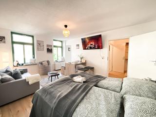 Zentrales Apartment mit TV, Küche und Mikrowelle - 3