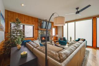Views and Hot Tub Sky Barn Retreat in Beech Mtn! - Beech Mountain - 4