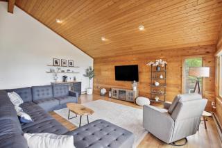 Crystal Lake Vacation Rental, 3 Mi to Betsie River - Beulah - 1
