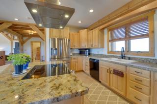 23 Mi to Targhee Skiing Felt Cabin with Hot Tub! - - 2