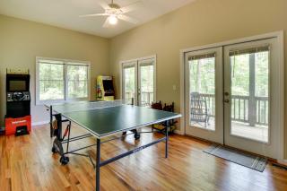 Spacious Georgia Escape with Fireplace, Deck and Grill - Lakemont - 9