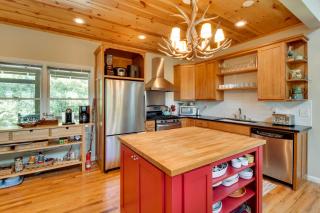 Spacious Georgia Escape with Fireplace, Deck and Grill - Lakemont - 5