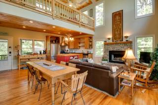 Spacious Georgia Escape with Fireplace, Deck and Grill - Lakemont - 6