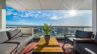 CBD Loft Style Apartment with Free Valet Parking - 7