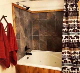 The Hideaway at Bear Mountain Log Cabins - Eureka Springs - 7