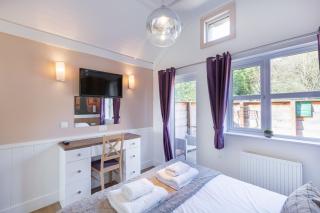 Hedgehog Lodge with Hot Tub - 2