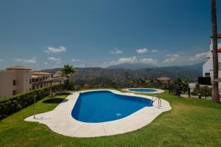 Modern Penthouse with Private Jacuzzi, Panoramic Sea and Lake Views - 8 min to Puente Romano - 9