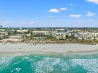 NEWLY RENOVATED! Breathtaking views! Fourth Floor! Pools! Grill! Beach Chairs - Destin - 9