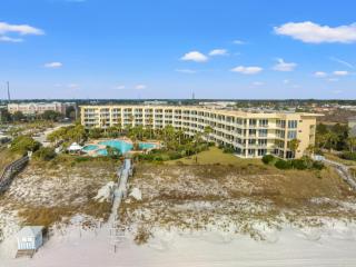 NEWLY RENOVATED! Breathtaking views! Fourth Floor! Pools! Grill! Beach Chairs - Destin - 6