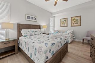 NEWLY RENOVATED! Breathtaking views! Fourth Floor! Pools! Grill! Beach Chairs - Destin - 2