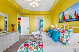 Beachfront Luxury 2Bd 2Ba Condo with Balcony! Sleeps 6! - Destin - 3
