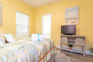 Across Street from Beach - Close to Pier Park - Sleeps 6! - Panama City Beach - 4