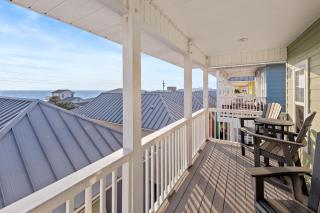 Next To Pier Park! STEPS from the Beach! Dog-Friendly! Pool! - Panama City Beach - 1