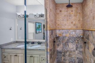 5 Bed, 5 Bath Beach Home/Only a 3 Minute Walk To The Beach! SLEEPS 12 - Panama City Beach - 5