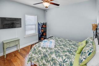 5 Bed, 5 Bath Beach Home/Only a 3 Minute Walk To The Beach! SLEEPS 12 - Panama City Beach - 2