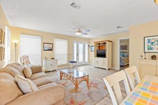 Vacation in This Gorgeous 2-Story Home! 3 BR 3 BA! Sleeps 8! - Panama City - 8