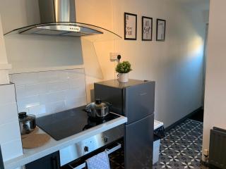 Saltwell St - Delightful 3 Bedroom free parking free wifi - 2