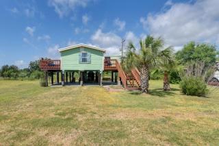 Sunny Crystal Beach Cottage with Deck and Grill! - 0