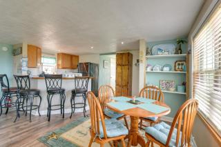 Sunny Crystal Beach Cottage with Deck and Grill! - Crystal Beach - 8