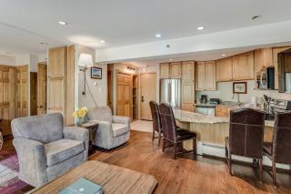 Laurelwood Condominiums 404 - 5