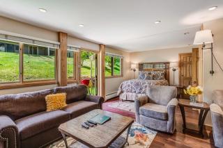 Laurelwood Condominiums 404 - 6