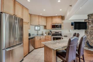 Laurelwood Condominiums 404 - 3