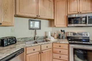 Laurelwood Condominiums 404 - 2