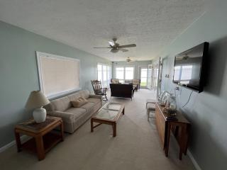 4 Bedroom Lakefront Home with Private Beach on Cedar Point Chaussee - Sandusky - 9