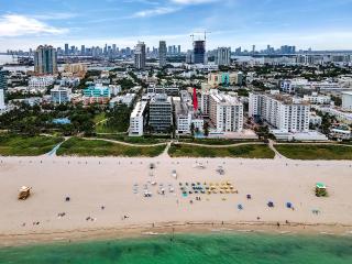 South Beach SoFi apartment with direct Beach, chairs, and umbrella access - Miami Beach - 1
