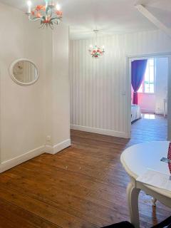 Room in Guest room - Les Chambres De Vilmorais - Rouge - Brassens et Trenet - - 5